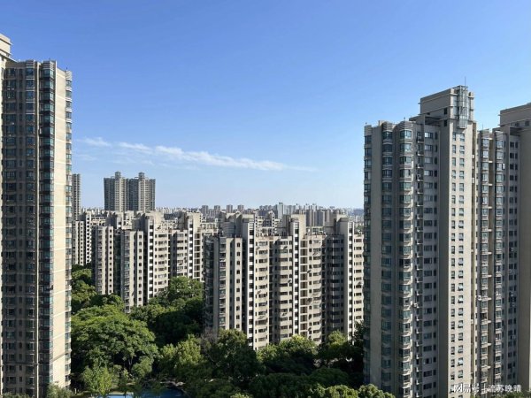 股票配资咨询 楼市转向：资源撤离学区房，老破小将步农村自建房后尘？